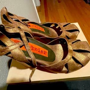 Women’s Gold Platform Heels NIB Size 9 (Barnier)